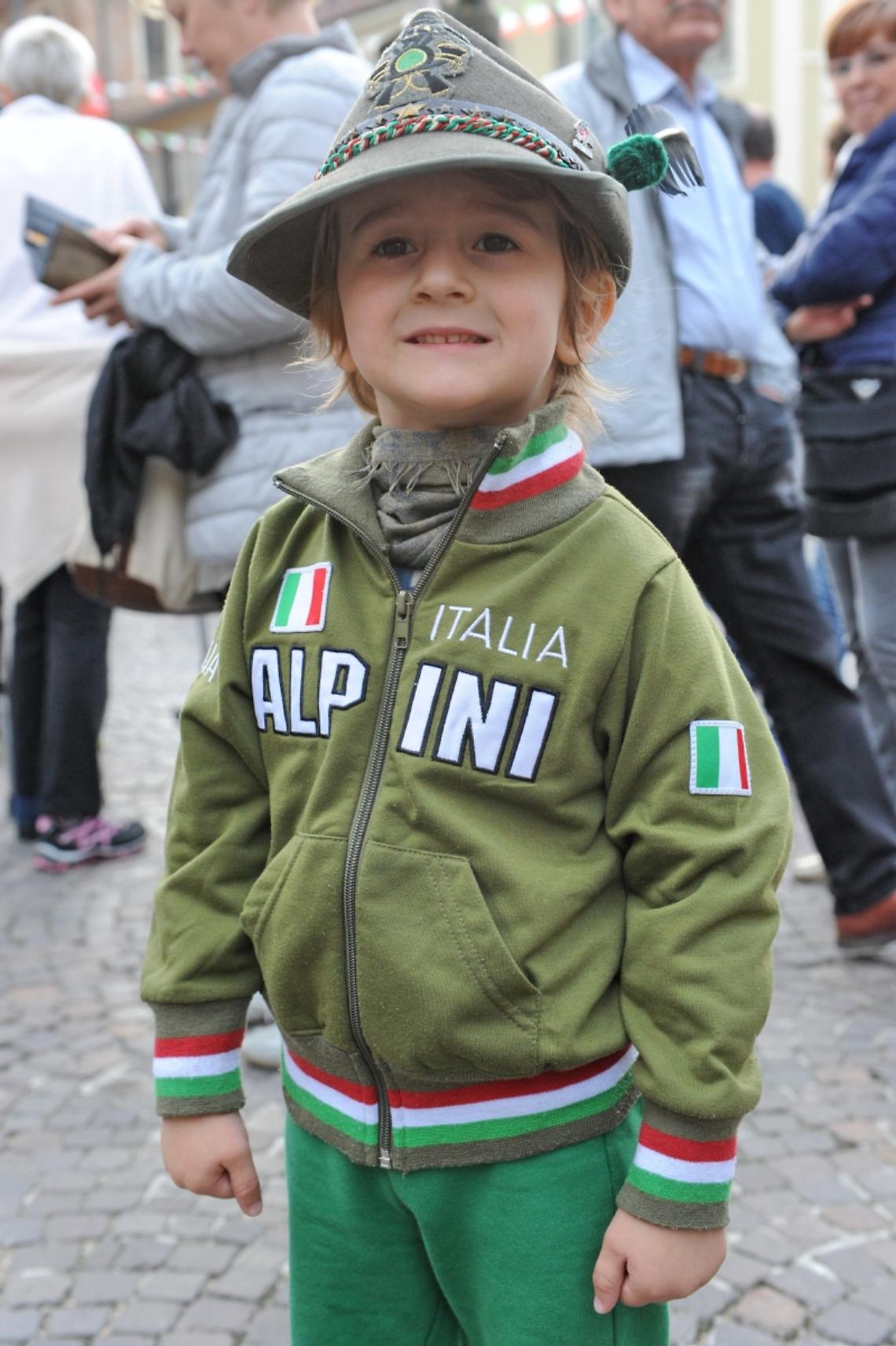 FOTO-Gli-alpini-nella-gioia-dei-piccoli-spettatori-57387164b7e141