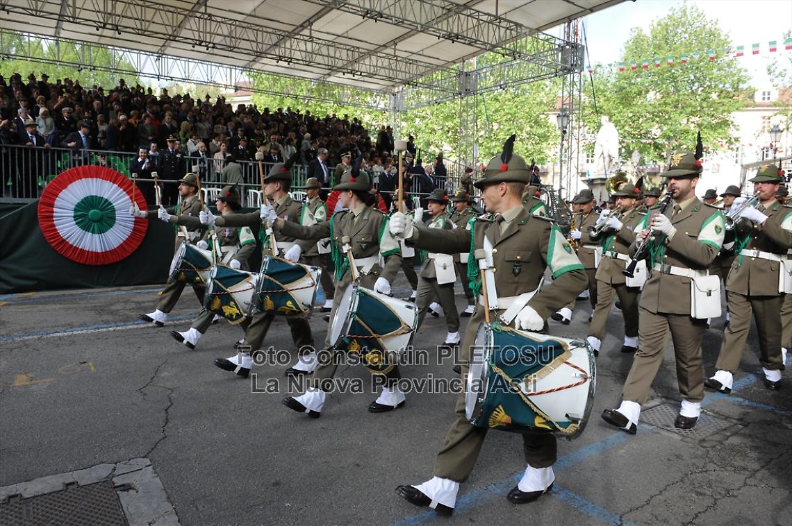FOTO-La-sfilata-degli-Alpini-entra-in-piazza-Alfieri-davanti-alla-tribuna-d-onore-57384be9763981