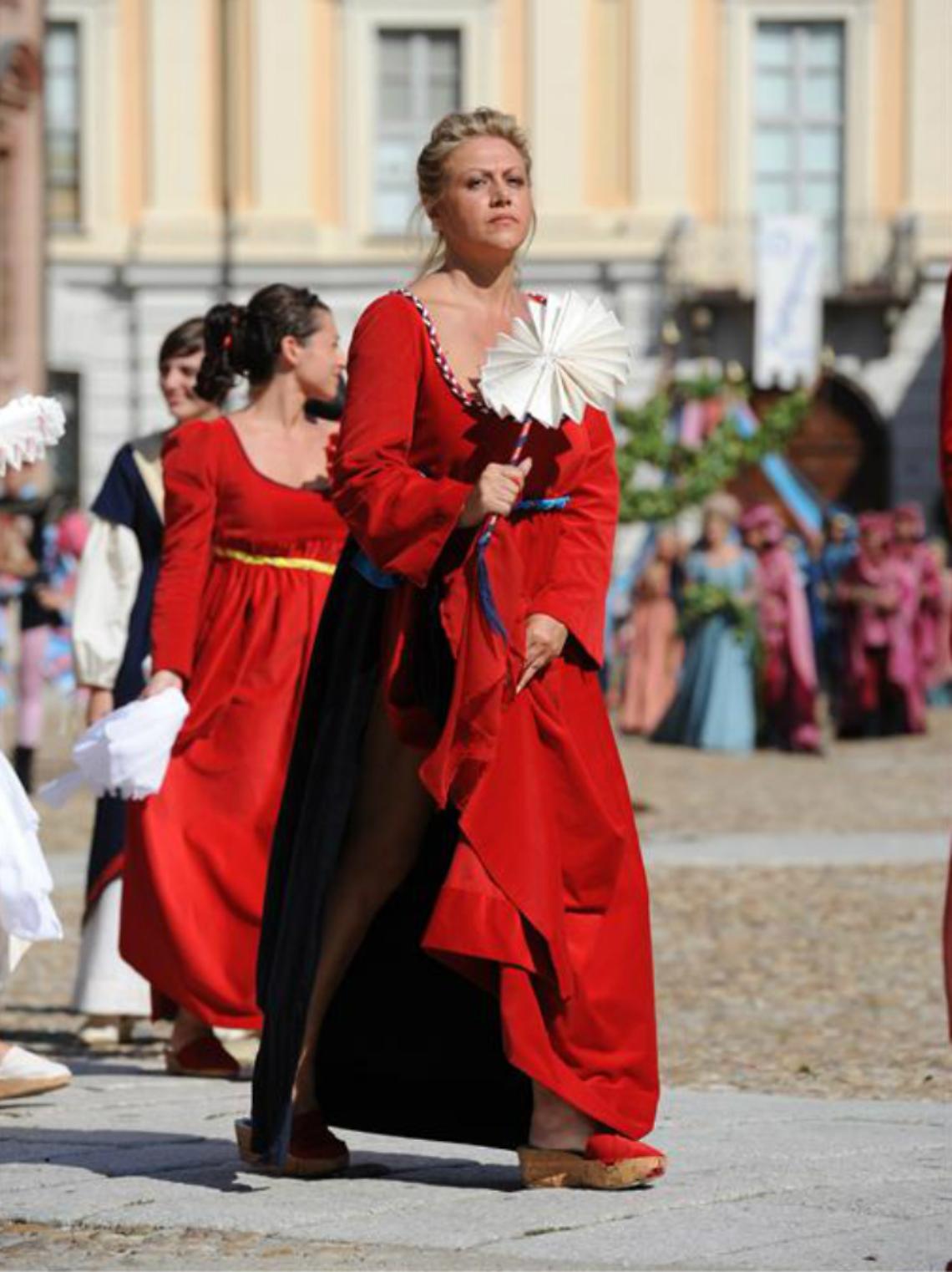 la-sfilata-della-torretta-al-palio-di-asti-56ec3004aaaba15