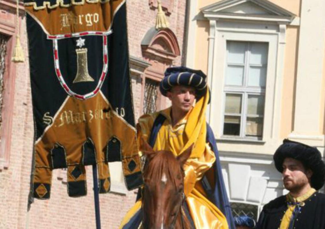 la-sfilata-di-san-marzanotto-al-palio-di-asti-56ec2f9d2c9461