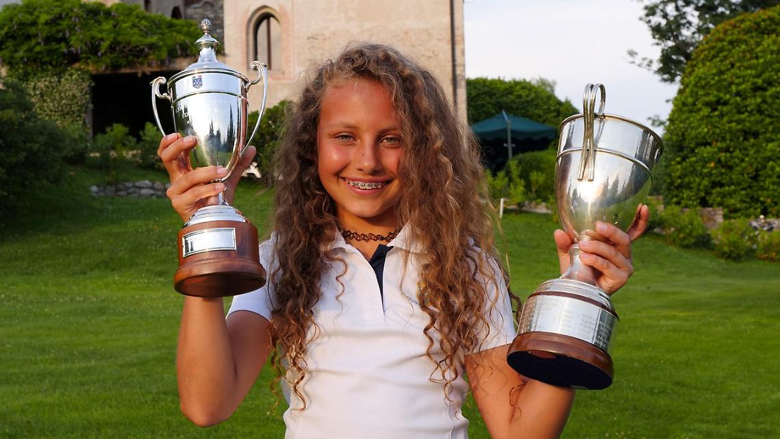 la neo-campionessa italiana con i sui trofei vinti a Varese.