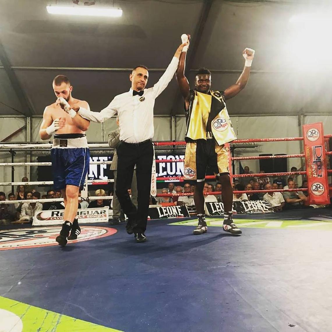 Oliha Etinosa festeggia