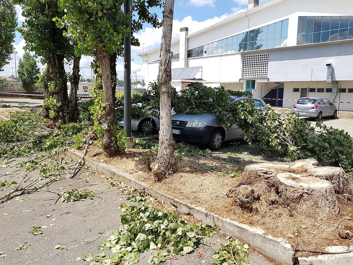 parcheggio piscina 2
