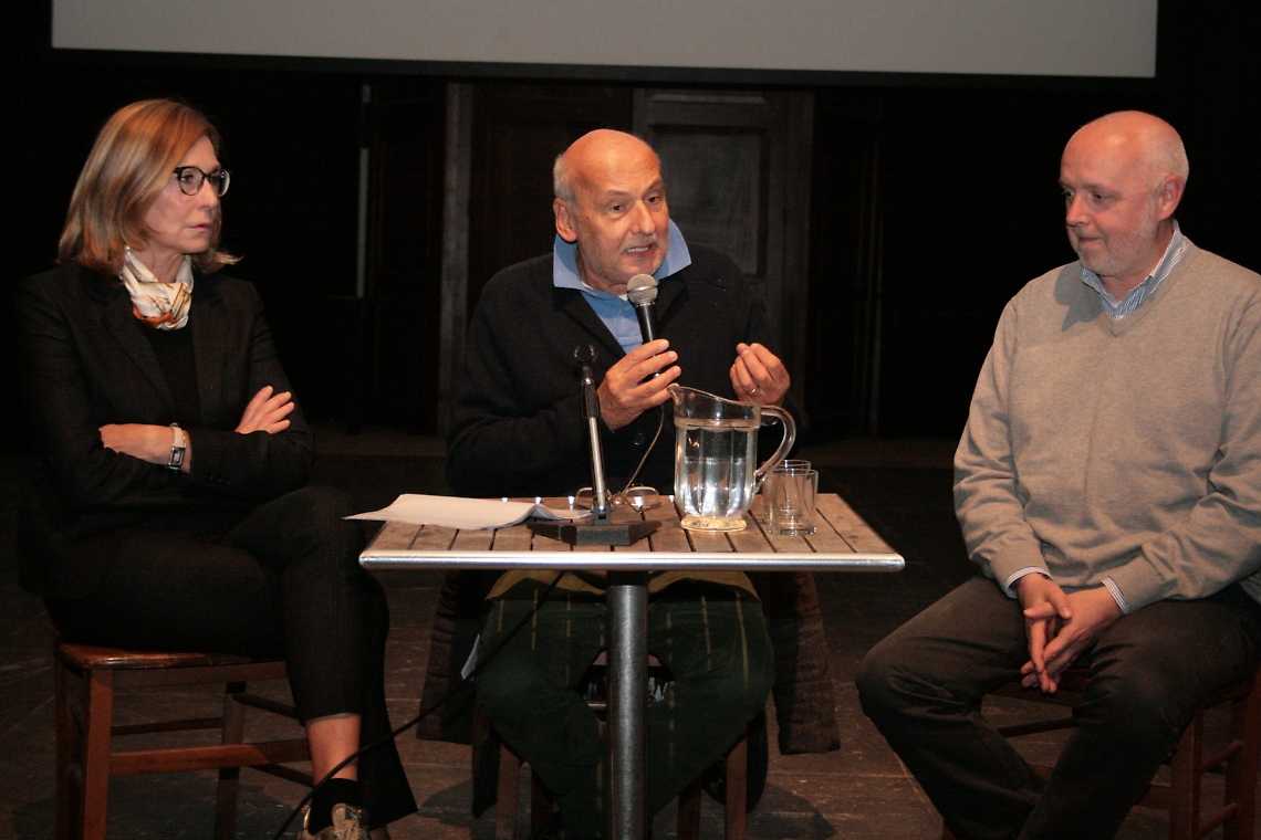 Avis serata plastica