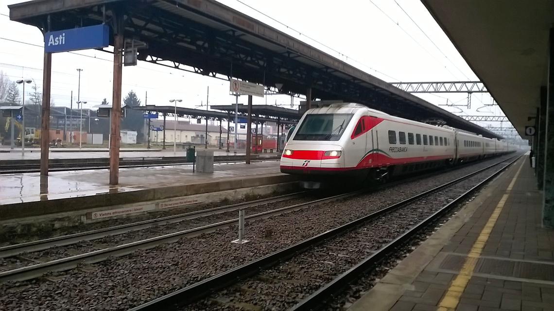 ETR.460 in servizio Frecciabianca in sosta presso la stazione di Asti.