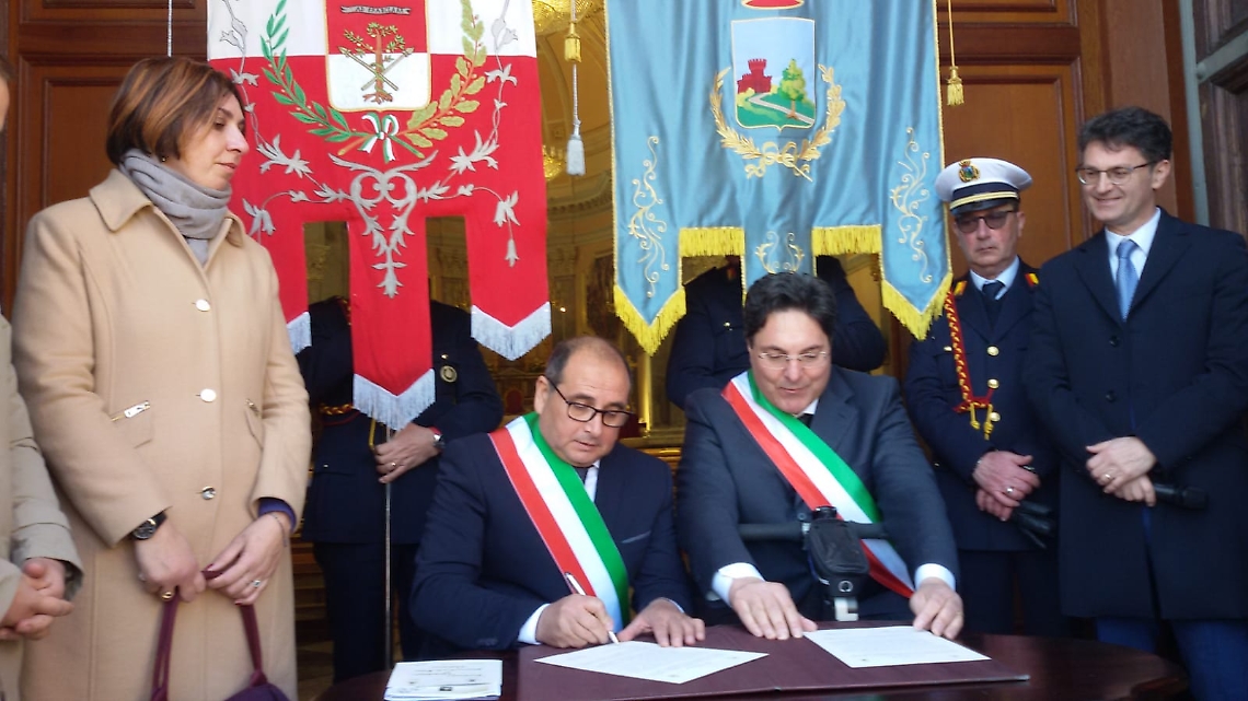 Firma del gemellaggio Castagnole Lanze Valledomo