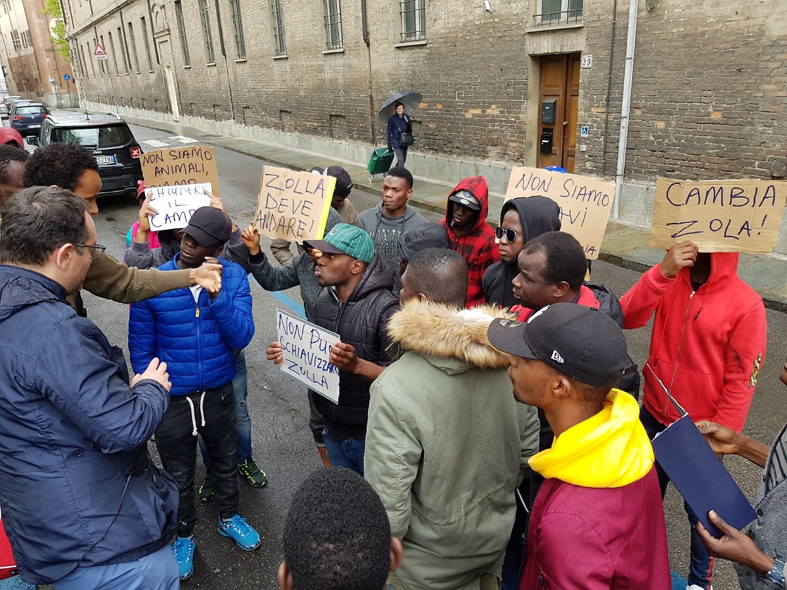 protesta profughi piazza catena
