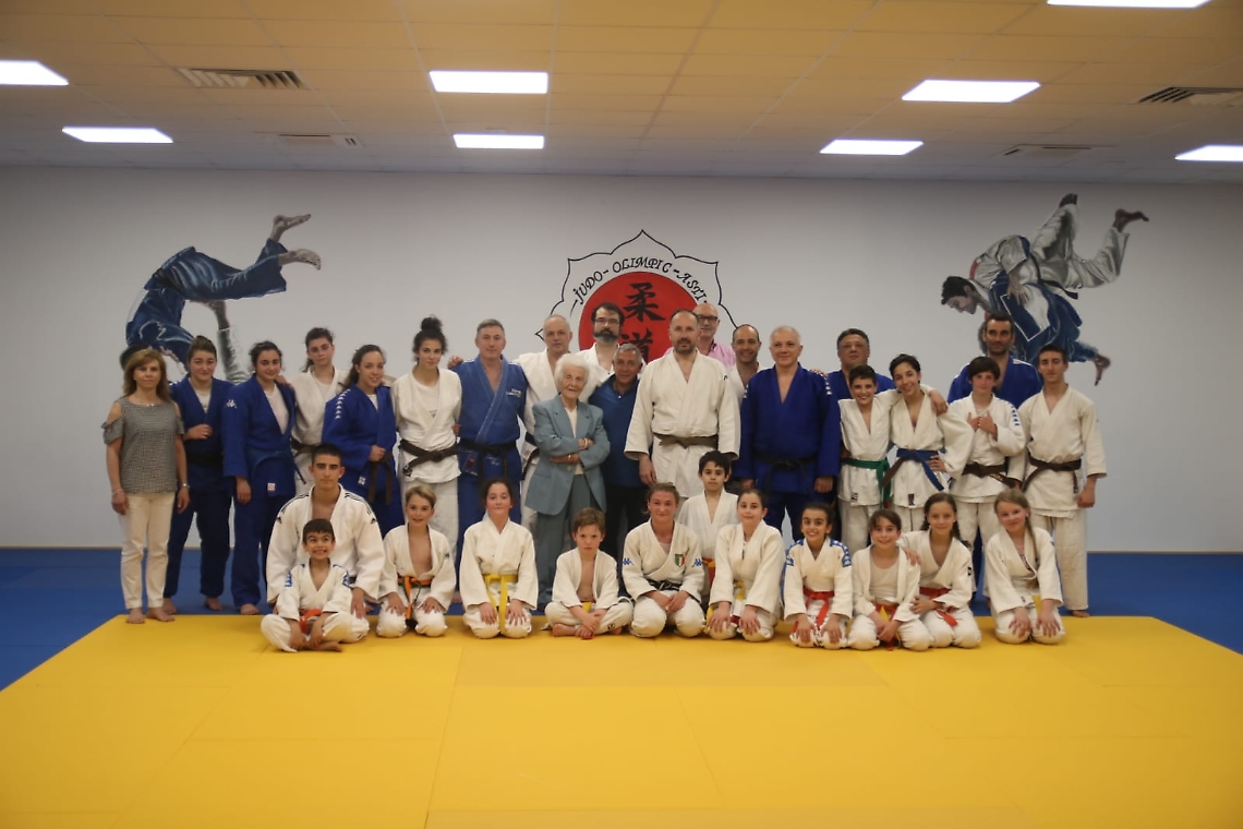 Gruppo con alcuni atleti e rappresentanti societa con Marchetti e Sig.ra Promis