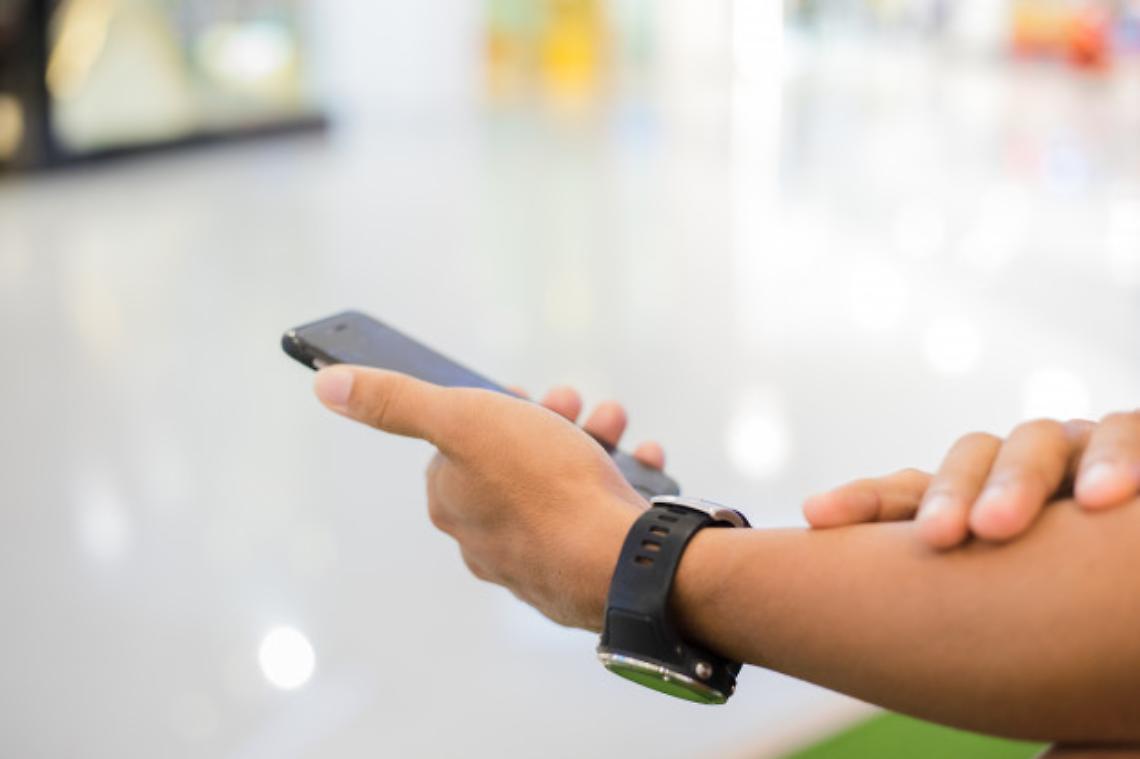 uomo-asiatico-utilizzando-il-telefono-cellulare-per-inviare-messaggi-e-messaggi-sul-suo-telefono-cellulare_33718-91