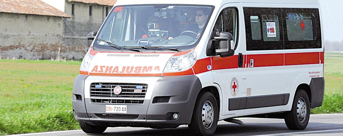 ossago_l._marzo_2011_incidente_stradale_strada_lodigiana_tra_una_fiat_e_una_mercedes_intervenuti_i_carabinieri_croce_rossa_e_vigili_del_fuoco