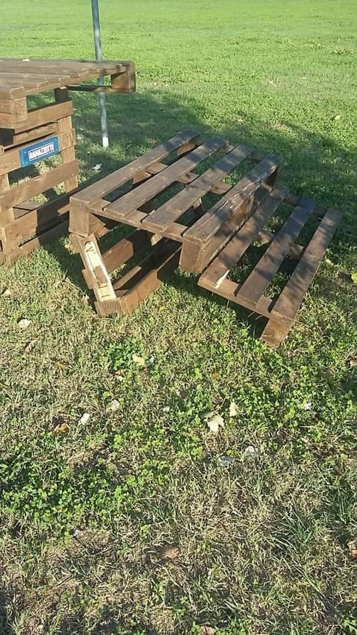 Arredi vandalizzati al parco Boncore