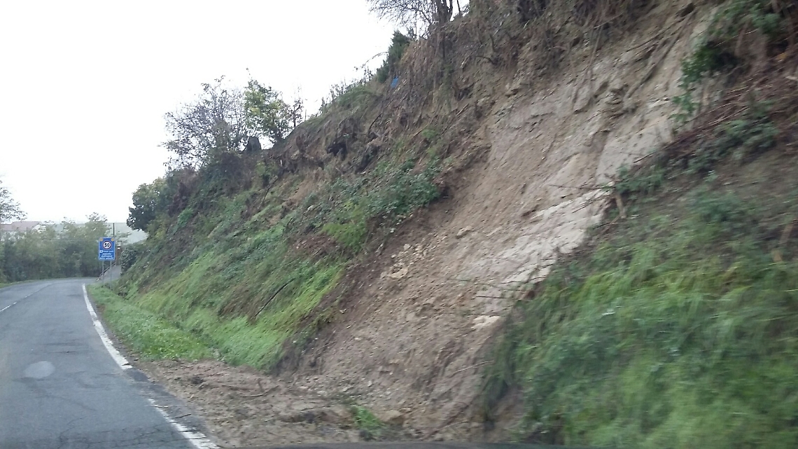 Frana lungo la strada per Cassinasco