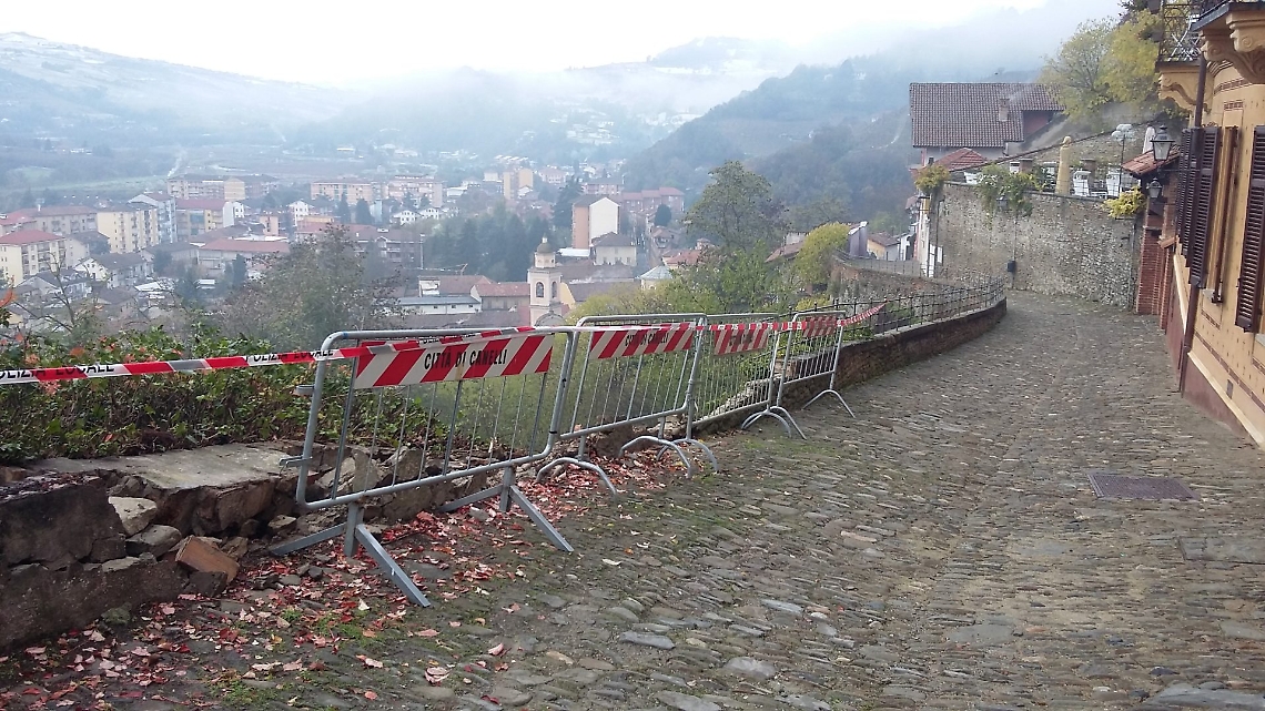Muretto crollato lungo la Sternia