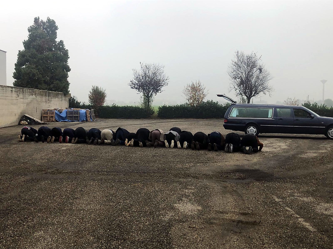 OMAGGIO DEI PRESENTI ALLA PICCOLA BAYAN APPENA ARRIVATA SUL PIAZZALE CIMITERIALE