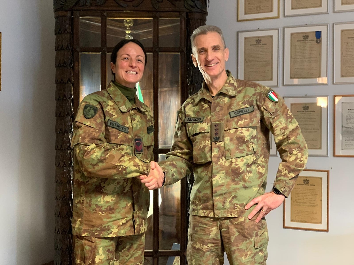 Alice Franco con il comandante del 6&deg; reggimento Alpini