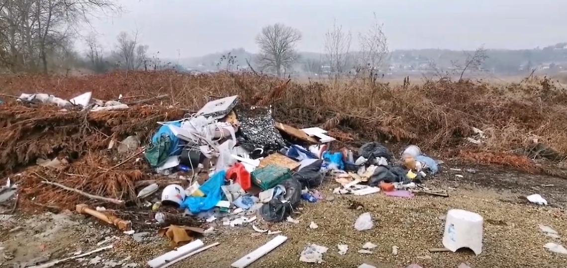 immondizia in strada san carlo