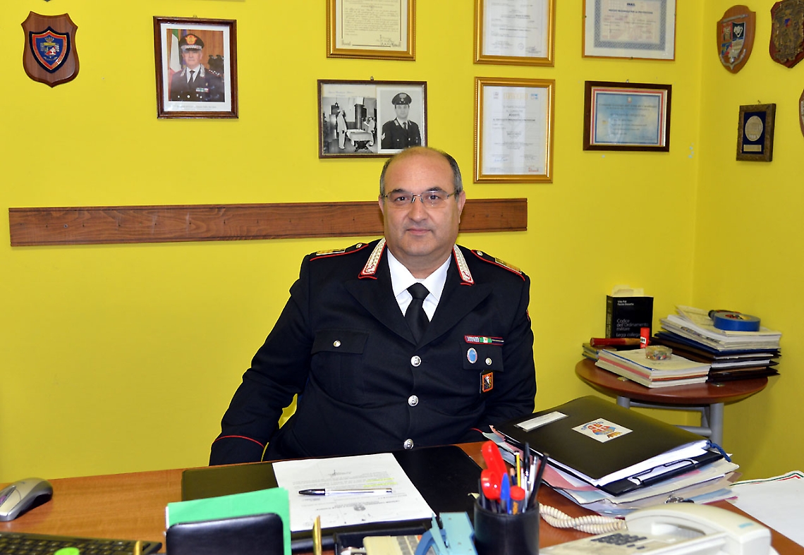 LUOGOTENENTE MARIO D'ORFEO COMANDANTE STAZIONE CC DI VILLANOVA NEL SUO UFFICIO