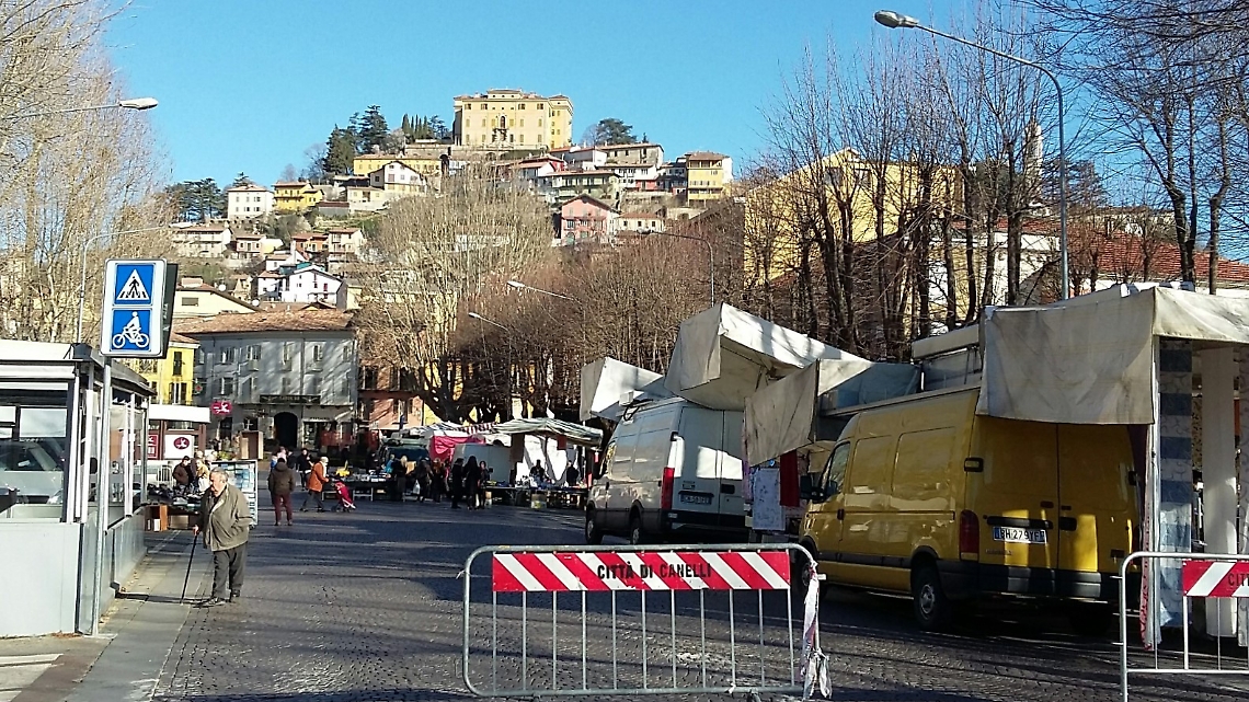 Mercato venerd&igrave; con poche bancarelle1