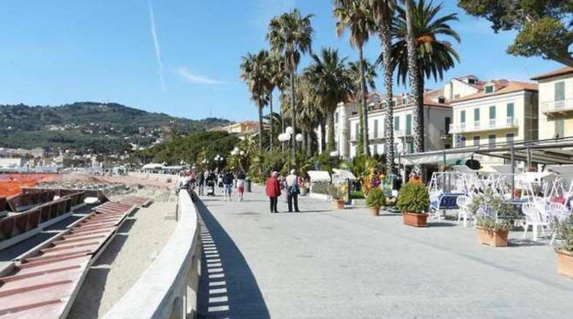 diano-marina-lungomare-89359.660x368