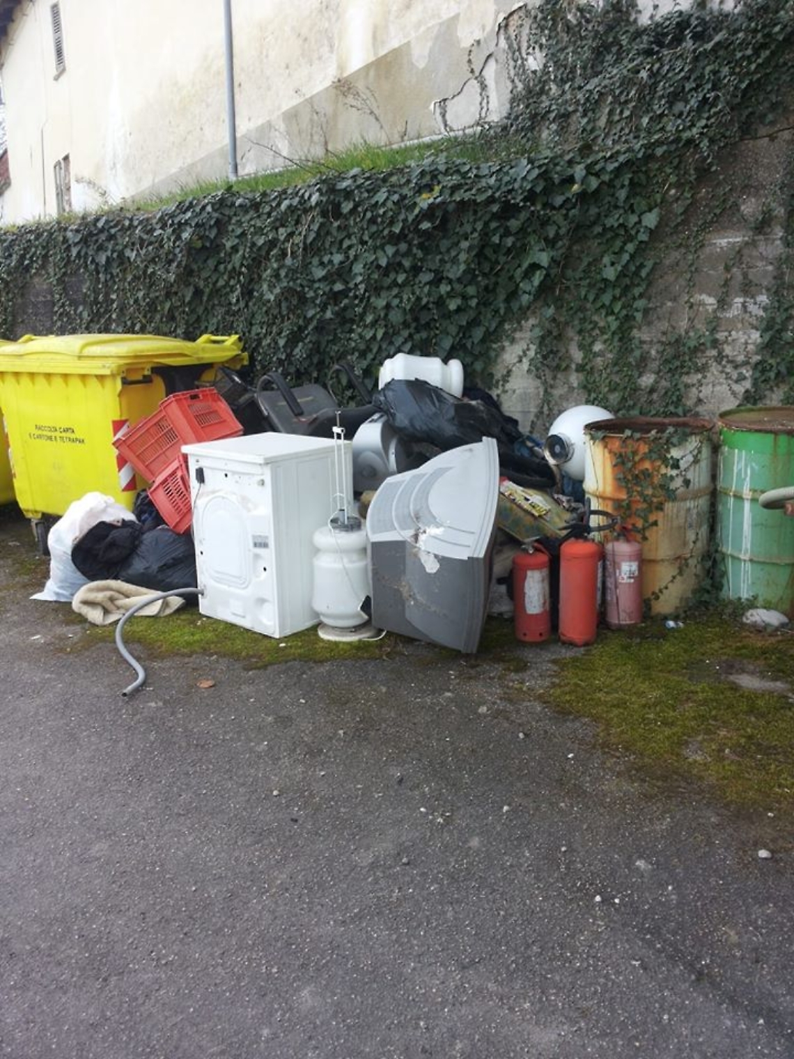 rifiuti abbandonati agliano