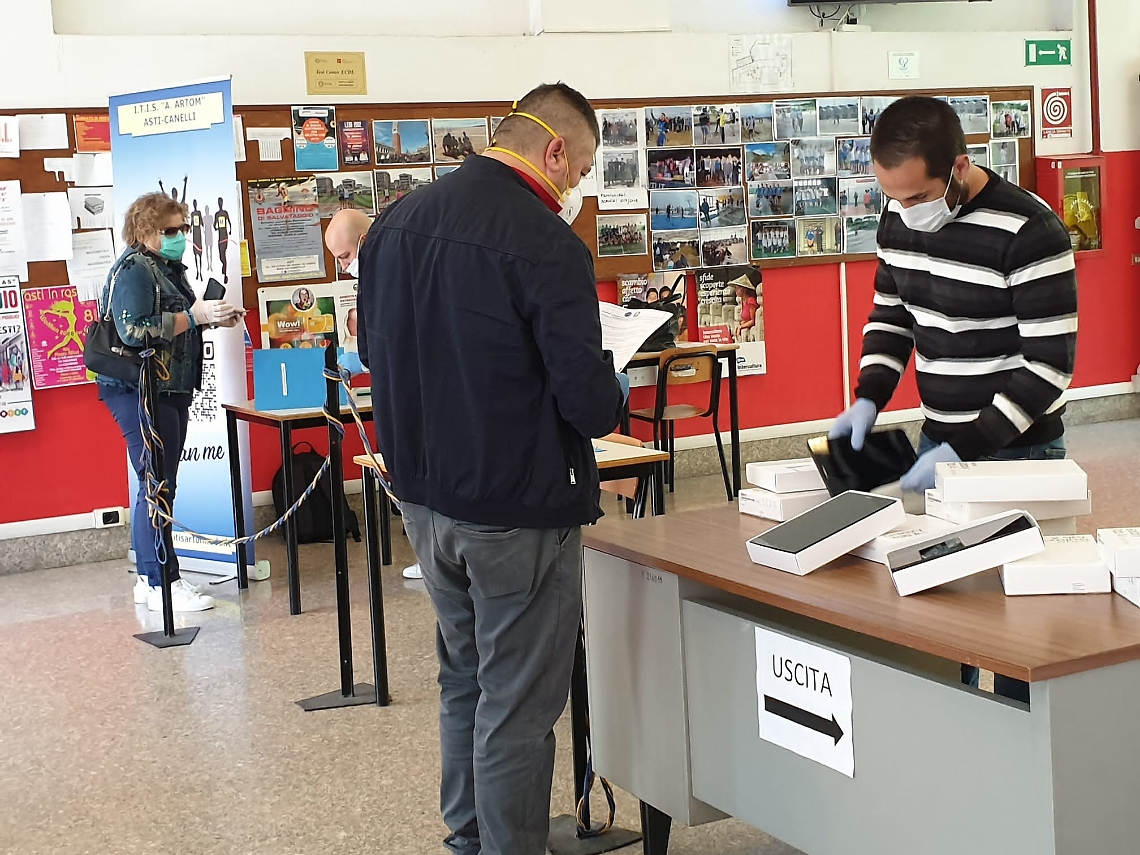 Artom consegna tablet