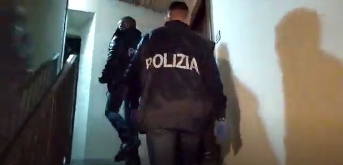 polizia irruzione 2