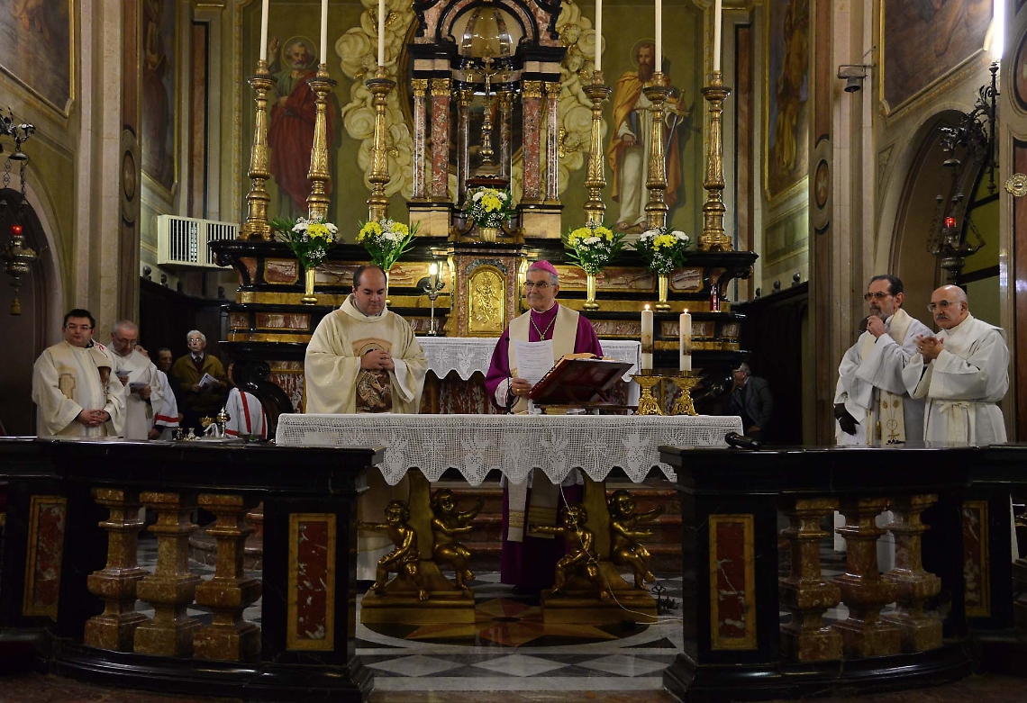 DON IGOR SCIOLLA CON IL VESCOVO RAVINALE DURANTE L'INSEDIAMENTO A VALFENERA