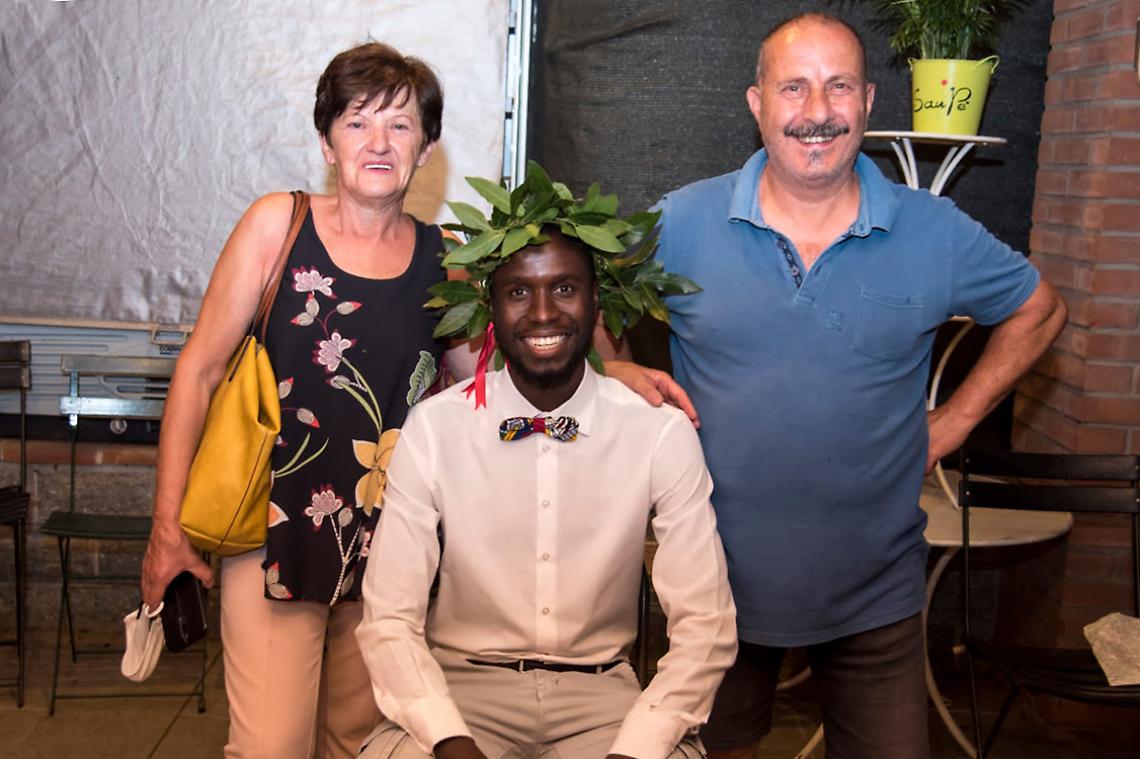 OUSMAN FANNEH CON GLI SUOCERI MARIA BAIOTTO E GIULIANO MARGARI assessore al comune di Villanova