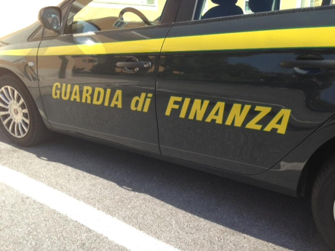 auto_guardia_finanza_generica_settembre_2013_01