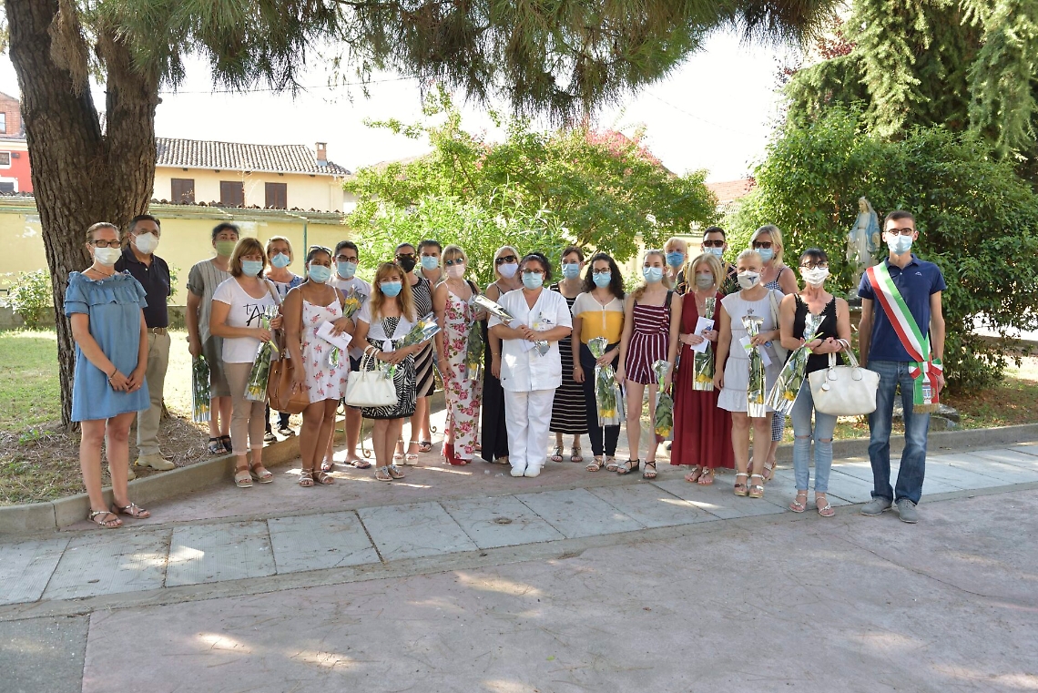 CASA DI RIPOSO CAPITANO ZABERT PERSONALE CON SINDACO E PRESIDENTE DEL CDA