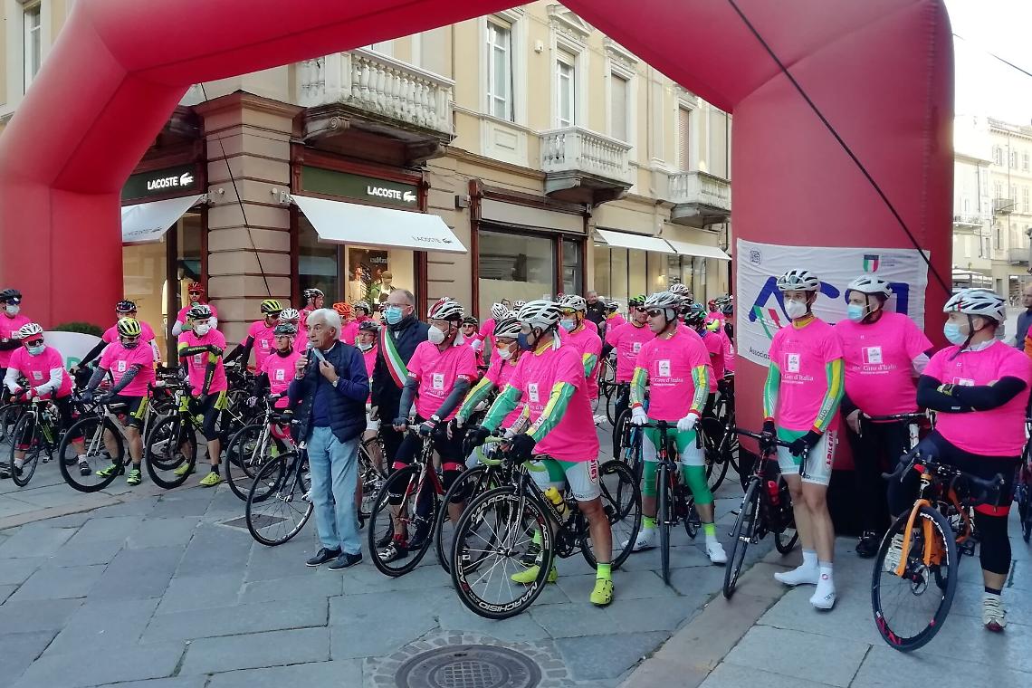 Trombetta saluta i ciclisti 1