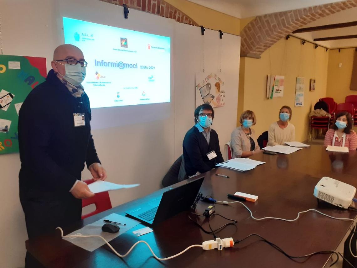 Mani colorate presentazione questionario