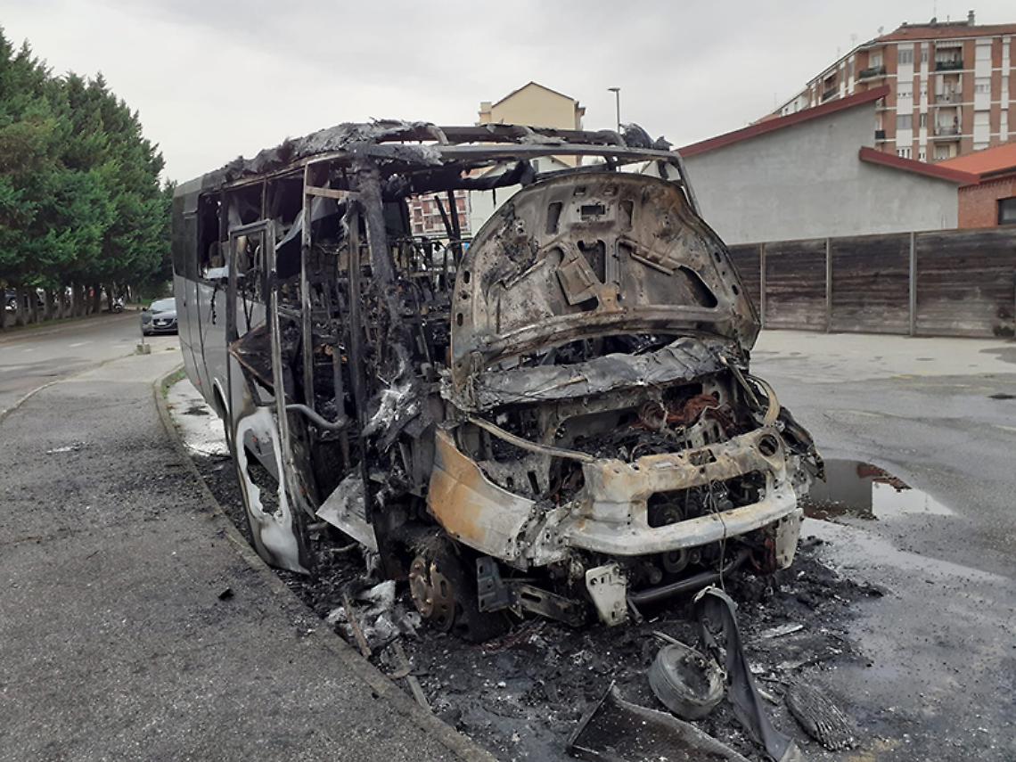 scuolabus incendiato ad Asti