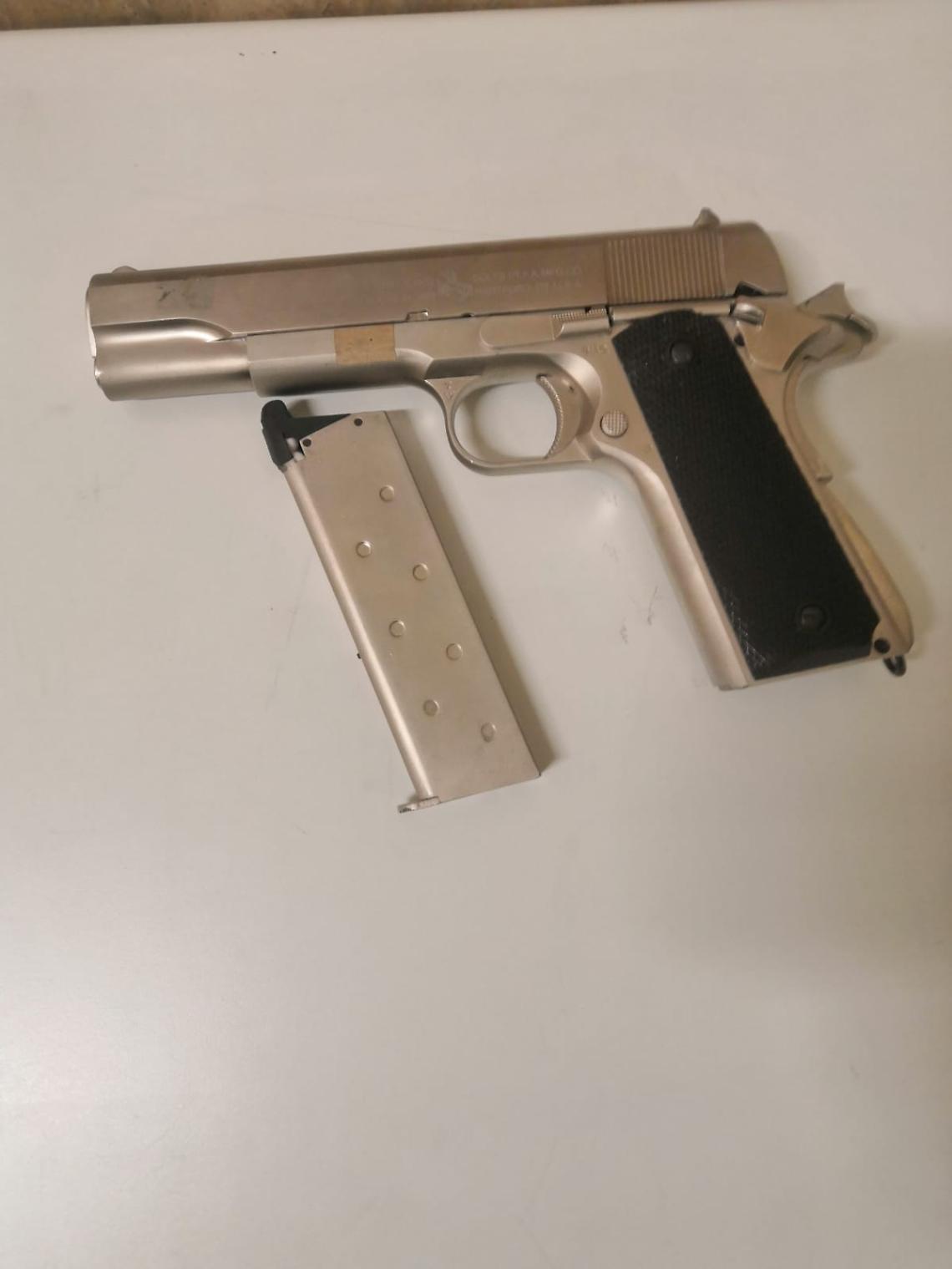 2 pistola asti polizia