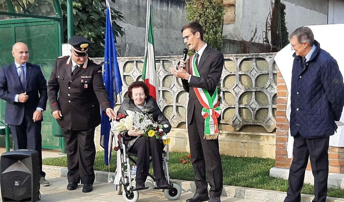 Ester Maria Cotti durante l'inaugurazione del monumento a Casabianca