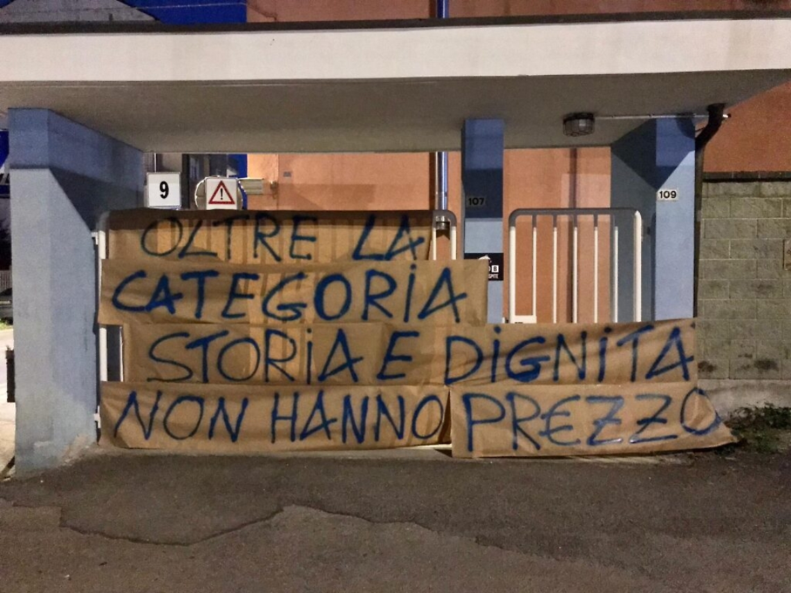 Scritte stadio Sardi