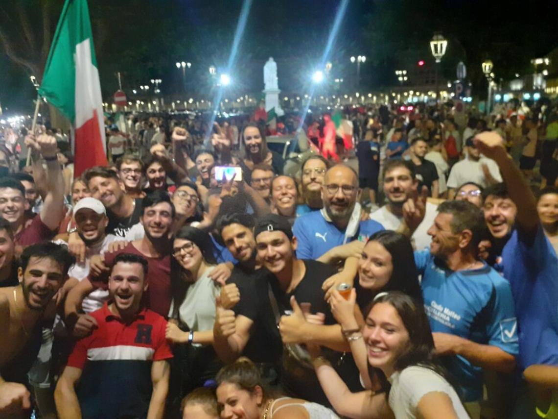 rasero festeggiamenti dopo la partita