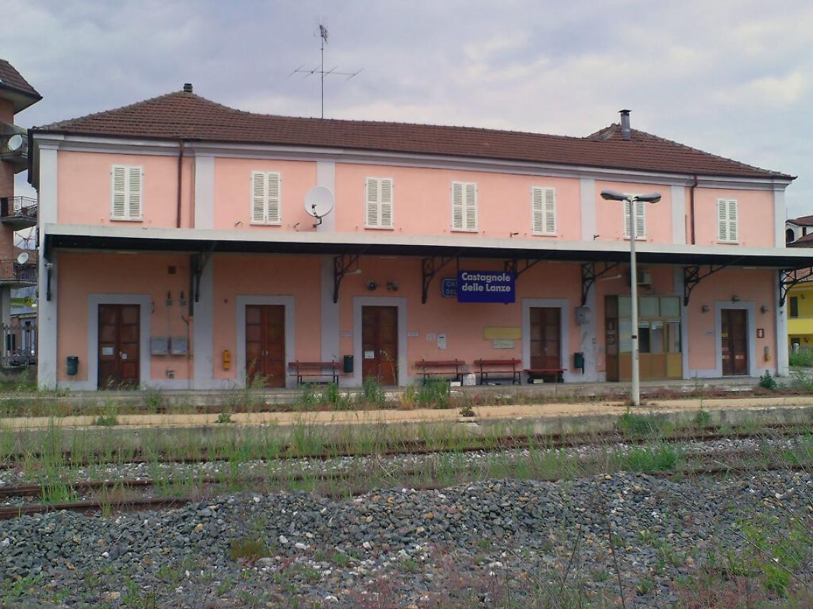 La stazione ferroviaria di Castagnole delle Lanze (Italia).