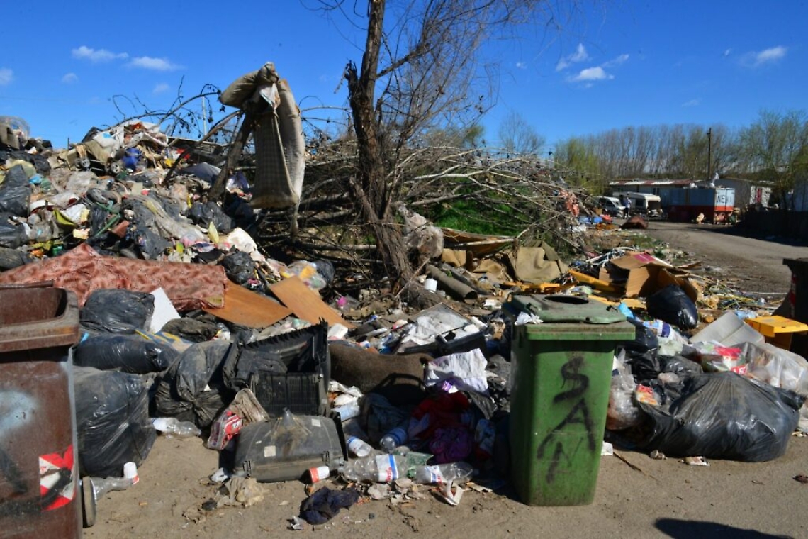 rifiuti al campo rom