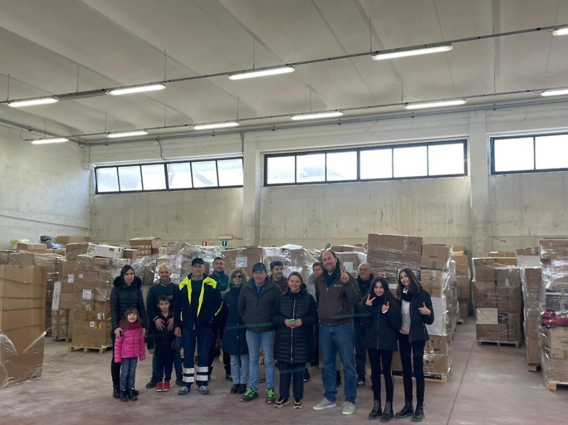 volontari sandamianesi e non con una piccola parte dei materiali raccolti