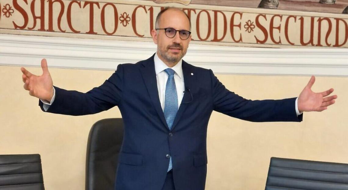 Maurizio Rasero nell'aula del consiglio