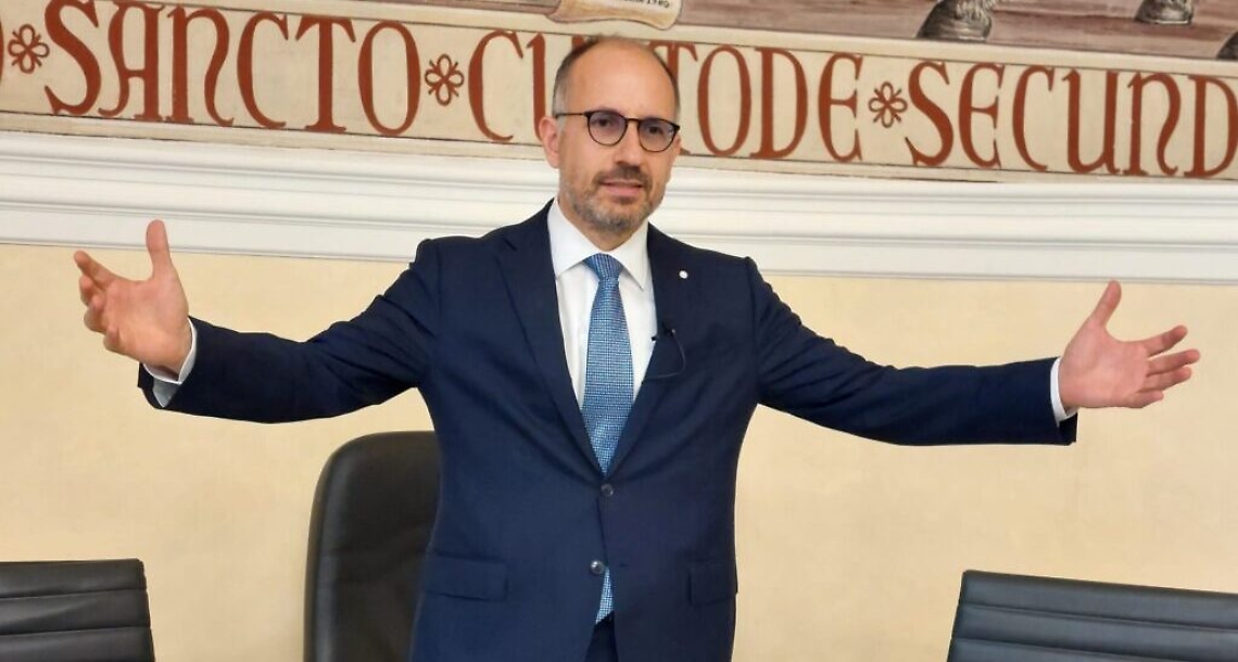 Maurizio Rasero nell'aula del consiglio