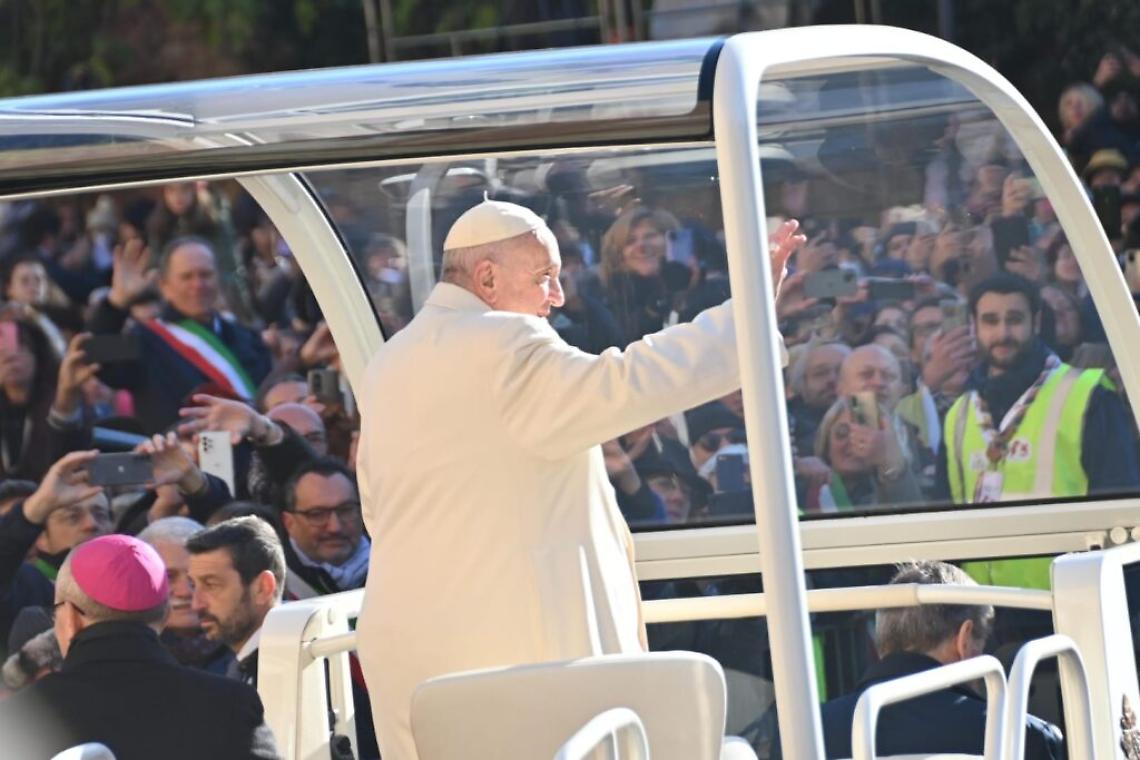Papa Francesco ad Asti e folla in attesa10