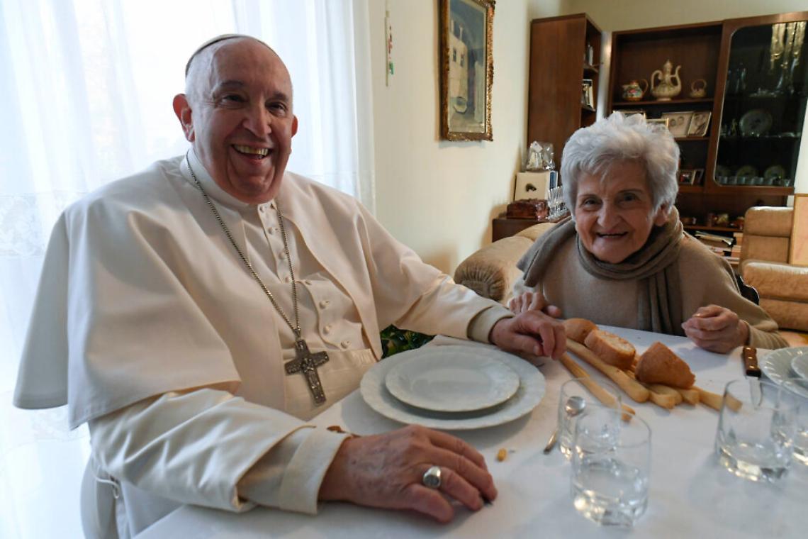 Papa Francesco mangia con Carla Rabezzana