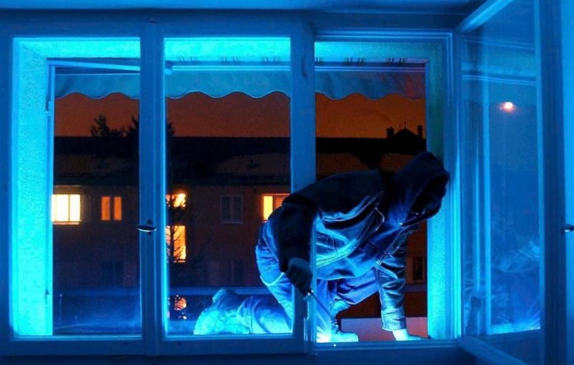 ladro-finestra-e1489592194219