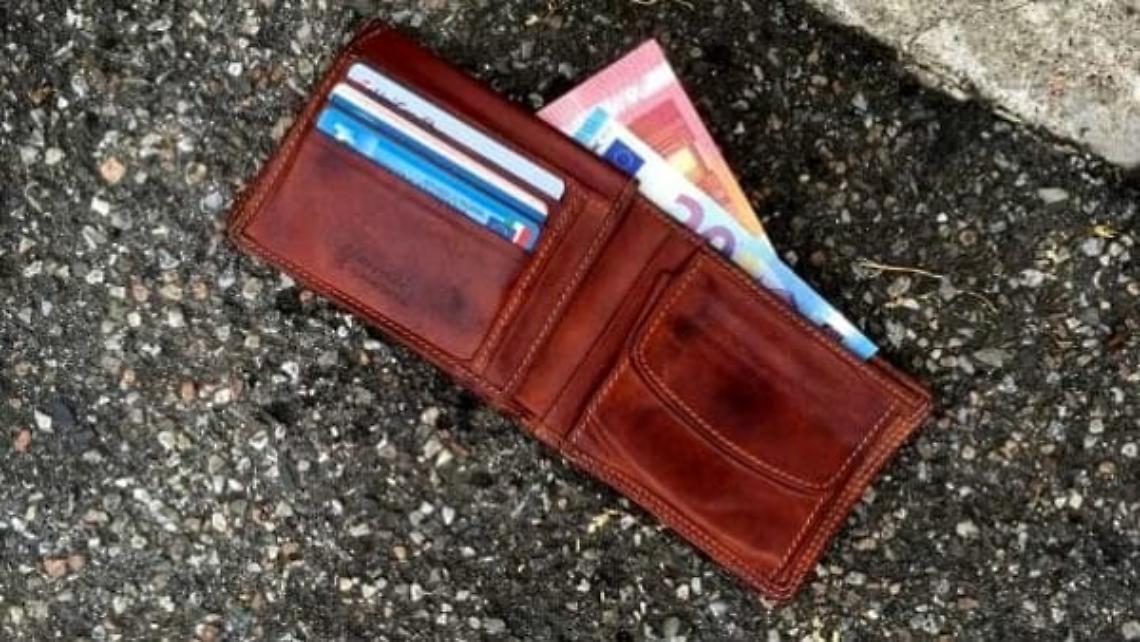 portafogli per terra-2