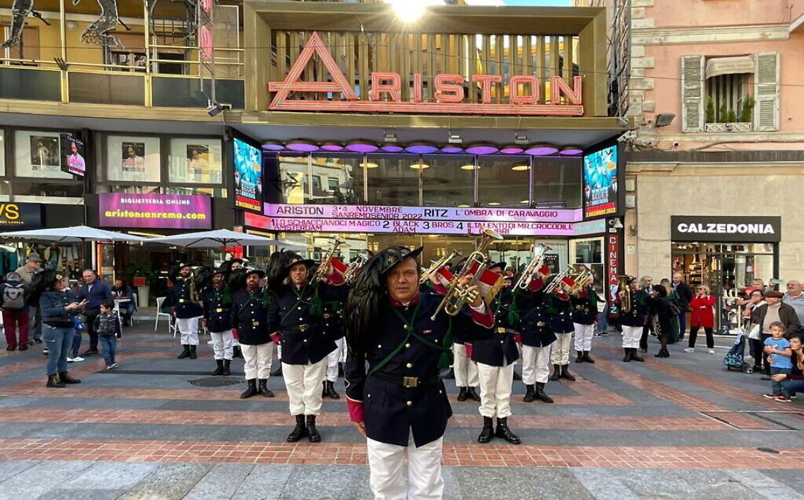 i bersaglieri della Lavezzeri davanti all'Ariston di Sanremo
