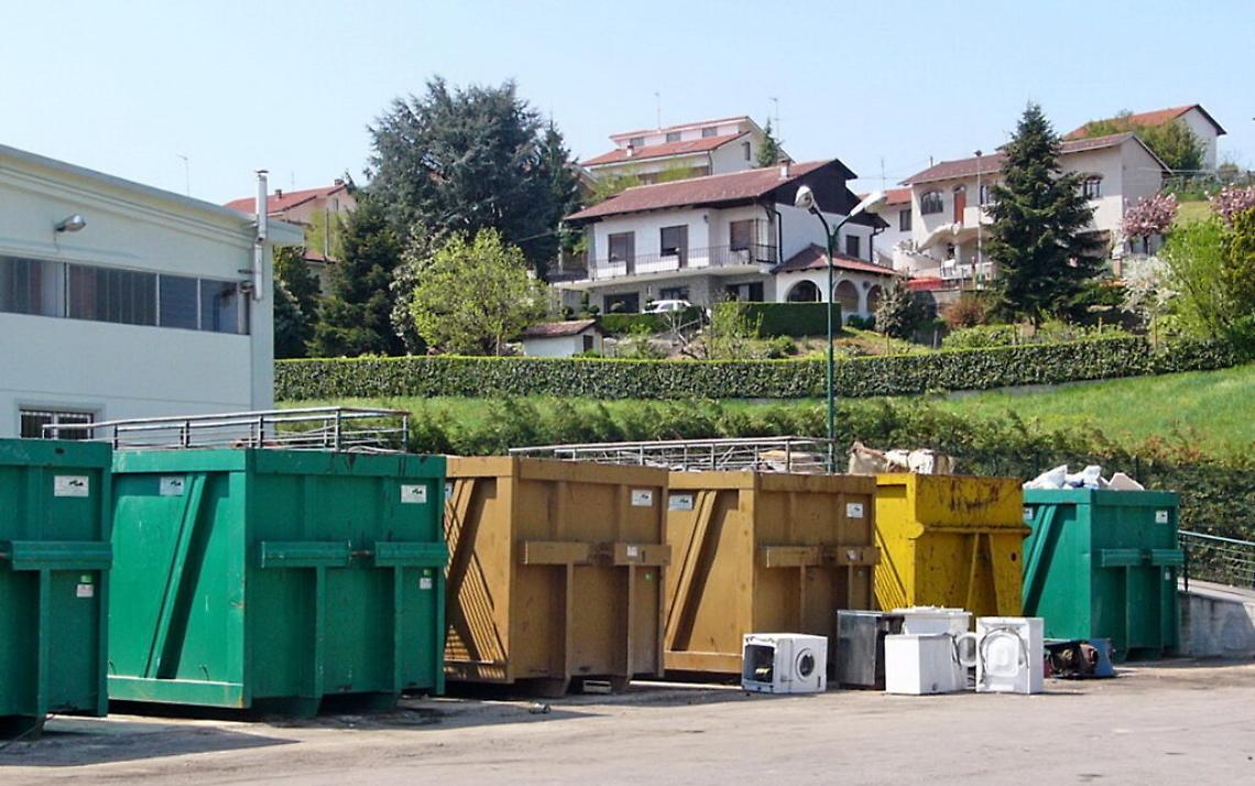 Il piazzale dell'ecostazione di San Damiano
