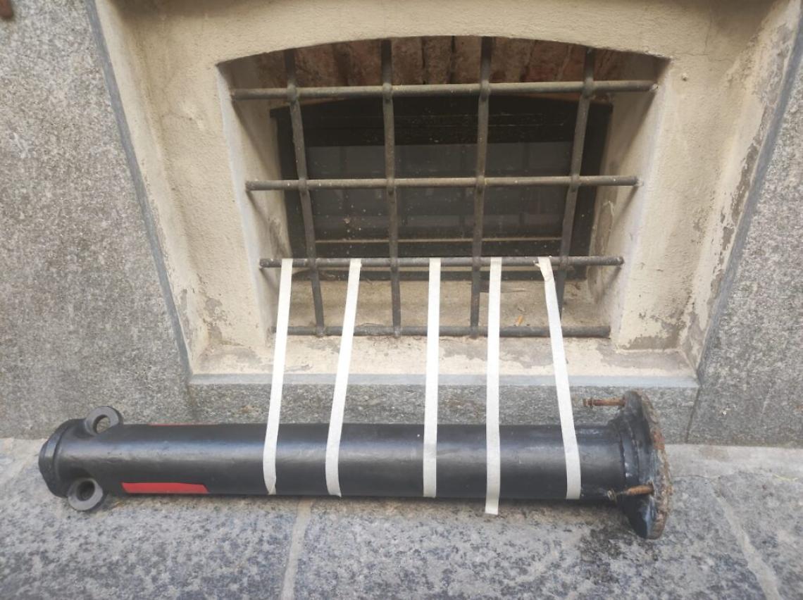 dissuasore e nastro adesivo