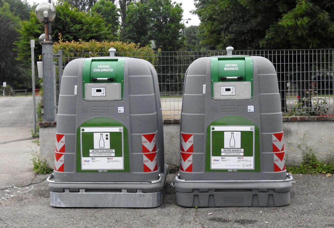 38 - posizionamento contenitori raccolta vetro separato per colore
